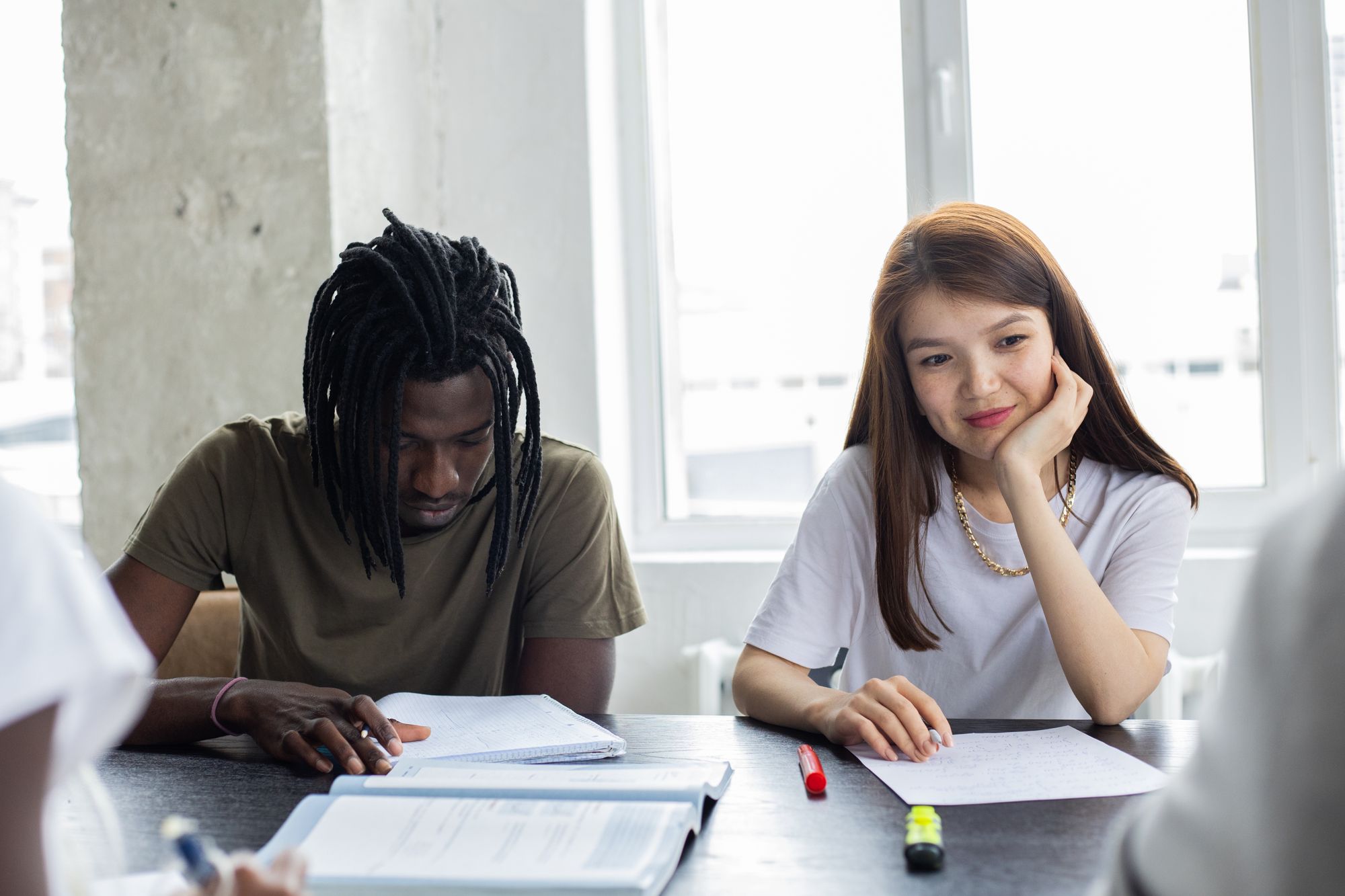 Deux adultes travaillant ensemble sur des exercices d'écriture