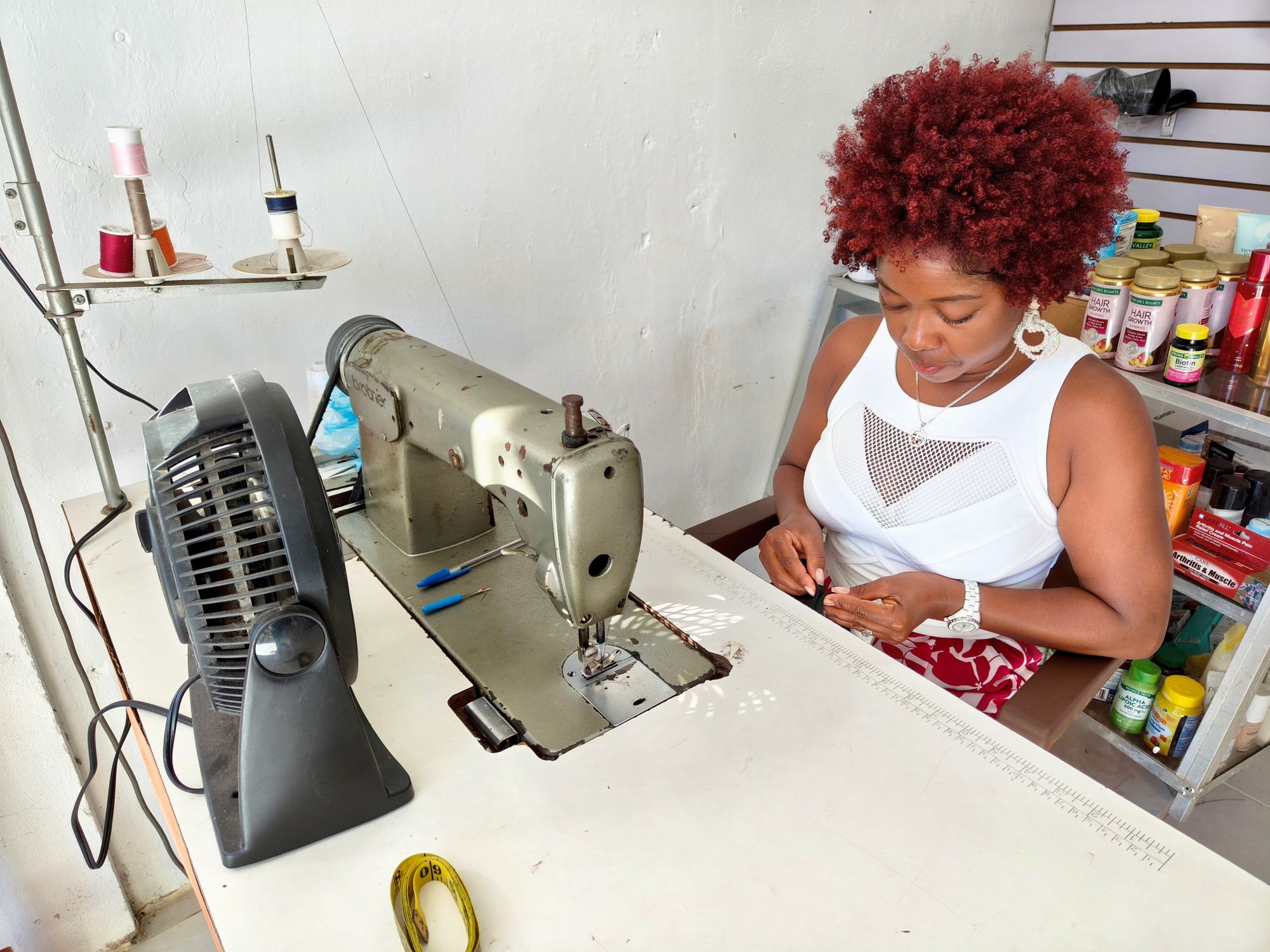 Couturière travaillant à une machine à coudre dans un atelier