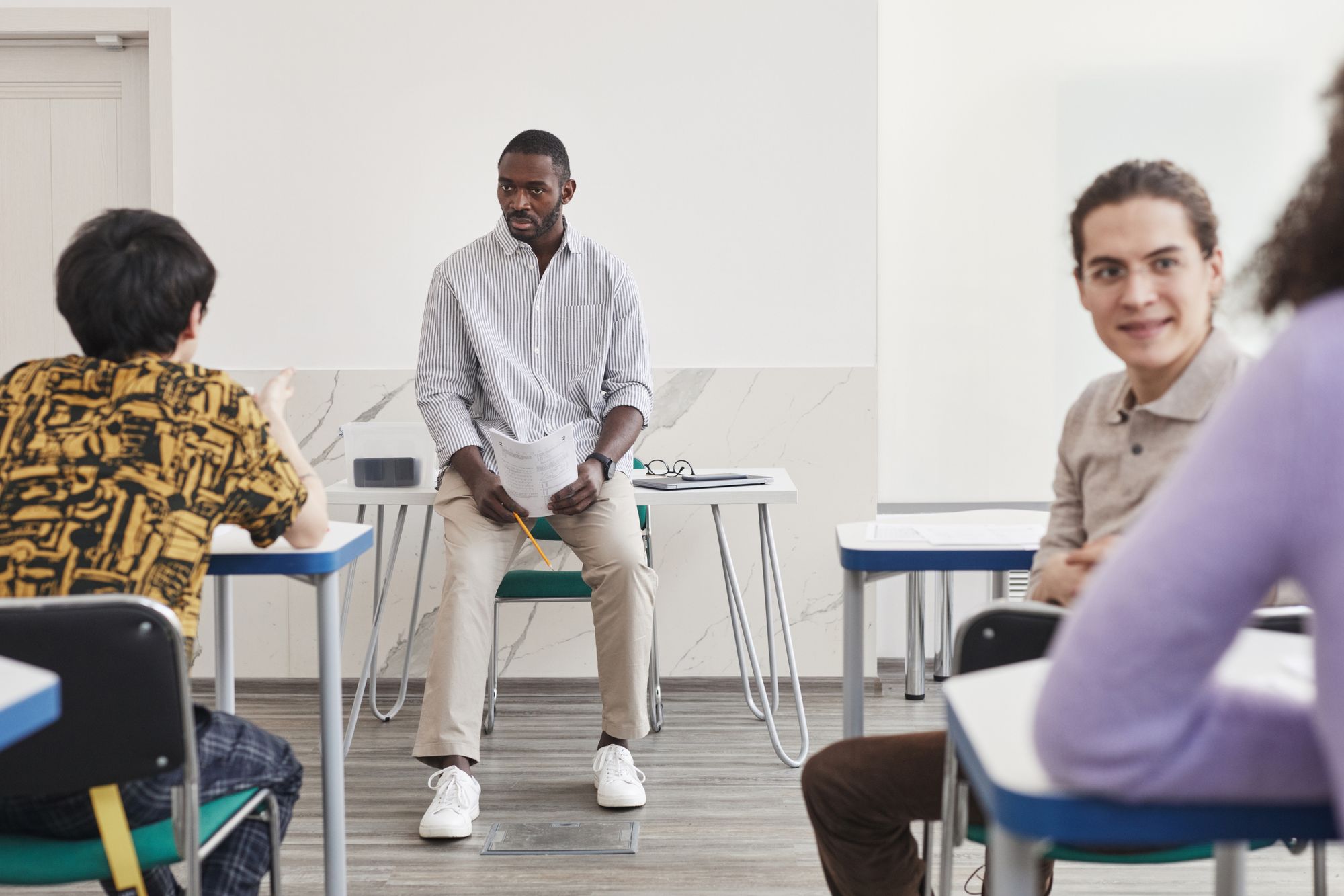 Formateur échangeant avec un groupe d'apprenants adultes