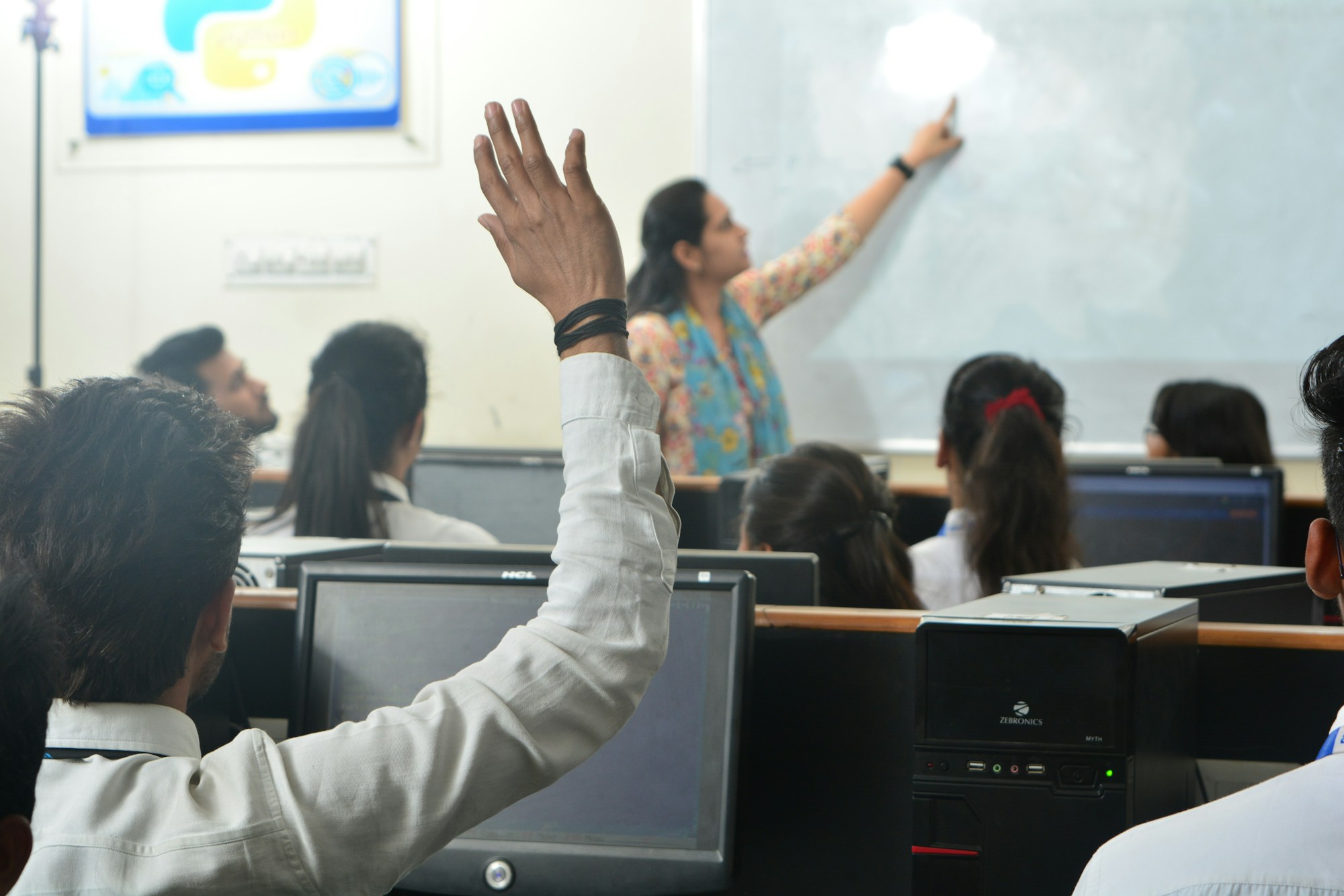 Groupe d'apprenants dans une salle de cours informatique